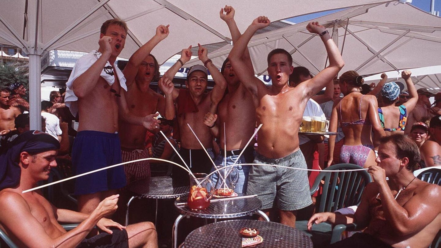 Aus exklusiv wird Exzess Günstige Preise, schönes Wetter und tausende Gleichgesinnte: Mitte der 1990er-Jahre machte der Ballermann seinem Namen alle Ehre. Vorbei war es mit den ruhigen Stunden – zumindest rund um den Balneario 6 an der Playa de Palma. Die Partytouristen übernahmen. Das Saufen aus Eimern wurde zum berühmt-berüchtigten Sinnbild der neuen Art von Tourismus auf Mallorca. Deutsche Schlagerstars wie Jürgen Drews oder Bernhard Brink lieferten den Soundtrack zum Gelage. Den endgültigen Hype erfuhr der Sauftourismus durch den Kinofilm "Ballermann 6" mit Tom Gerhardt und Hilmi Sözer 1997. Etwa zur selben Zeit formierte sich aber auch erstmals Widerstand auf der Insel. Immer mehr Einheimische sahen kritisch, wie sich Mallorca entwickelte und dass hier etwas aus den Fugen geriet. Nicht nur der Sittenverfall der Touristen am Ballermann störte sie. Immer mehr Deutsche kauften Immobilien auf der Insel und sorgten dafür, dass die Mietpreise stetig stiegen. Ende der 1990er-Jahre zogen erste Demonstranten durch Palma und forderten die Inselregierung auf, Maßnahmen gegen die "puto alemánes" (Scheißdeutschen) zu ergreifen