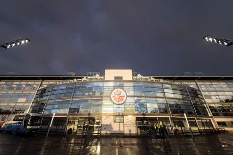Das Ostseestadion in Rostock in der Abendsonne unter dunklen Wolken
