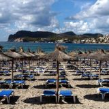 Auch abseits der Exzesse wuchs das Reiseangebot auf Mallorca immer weiter. Ab Anfang der 2000er war die Insel ein Paradies für Pauschalurlauber. Deutsche Reiseveranstalter boten Hotels mit deutscher Reiseleitung, deutschen Servicekräften und deutscher Küche an. Spanisch brauchte man hier so gut wie gar nicht mehr. Der Massentourismus hatte sich durchgesetzt. Während noch ein paar Jahre zuvor der Sommerurlaub auf der Insel etwas Besonderes war, kamen manche nun zwei oder drei Mal pro Saison. Möglich machte es der harte Konkurrenzkampf der Reiseanbieter und Fluggesellschaften, die die Preise immer weiter drückten