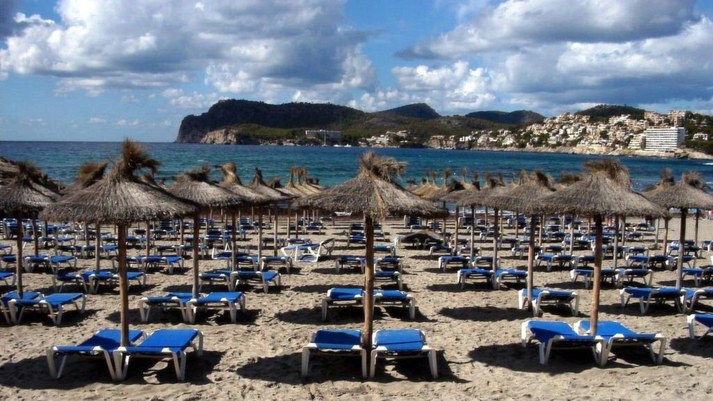 Pauschal-Paradies Auch abseits der Exzesse wuchs das Reiseangebot auf Mallorca immer weiter. Ab Anfang der 2000er war die Insel ein Paradies für Pauschalurlauber. Deutsche Reiseveranstalter boten Hotels mit deutscher Reiseleitung, deutschen Servicekräften und deutscher Küche an. Spanisch brauchte man hier so gut wie gar nicht mehr. Der Massentourismus hatte sich durchgesetzt. Während noch ein paar Jahre zuvor der Sommerurlaub auf der Insel etwas Besonderes war, kamen manche nun zwei oder drei Mal pro Saison. Möglich machte es der harte Konkurrenzkampf der Reiseanbieter und Fluggesellschaften, die die Preise immer weiter drückten