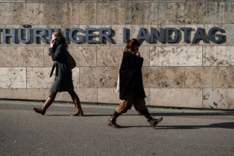 Passanten an Thüringer Landtag