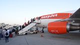 Den Höhepunkt des Discount-Tourismus erlebte Mallorca Anfang und Mitte der 2010er-Jahre. Neue Airlines drängten auf den Markt und fluteten ihn mit Billigpreisen. Teilweise konnte man für unter 30 Euro auf die Baleareninsel fliegen. Und die Touristen nutzten das Angebot. Manchmal nur mit einer Alditüte als Handgepäck standen Feierwütige beim Check-in. Samstagmorgen nach Mallorca den Tag und die Nacht durchfeiern und Sonntagmorgen wieder nach Hause – alles für unter hundert Euro.   Als auch noch diese "Tagestouristen" zusätzlich zu den normalen Urlaubern auf die Insel kamen, reagierte die Regierung nach und nach mit immer härten Maßnahmen. Das Eimersaufen wurde verboten, ebenso das exzessive Trinken in der Öffentlichkeit, die Erregung öffentlichen Ärgernisses wurde unter hohe Strafen gestellt