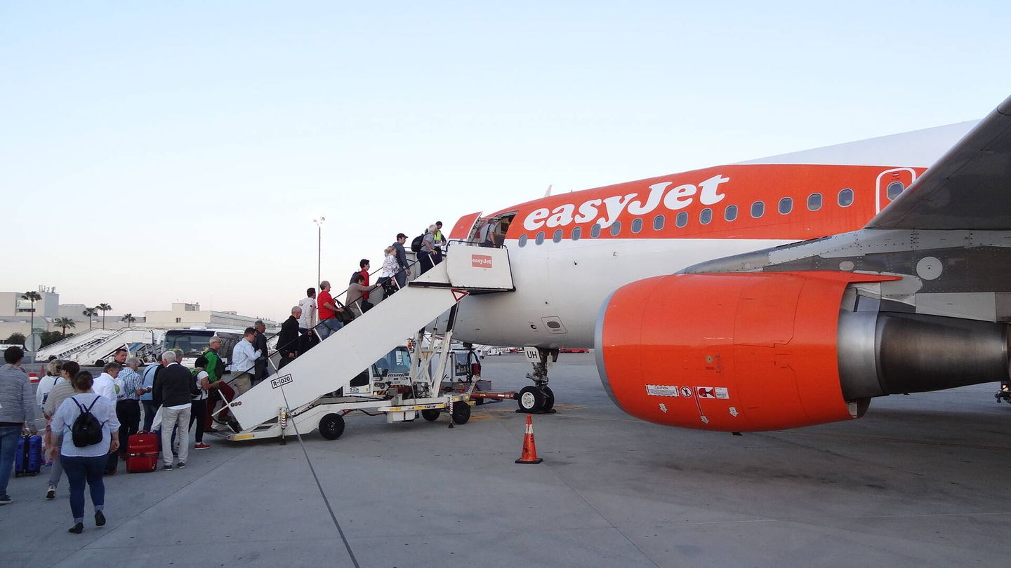 Den Höhepunkt des Discount-Tourismus erlebte Mallorca Anfang und Mitte der 2010er-Jahre. Neue Airlines drängten auf den Markt und fluteten ihn mit Billigpreisen. Teilweise konnte man für unter 30 Euro auf die Baleareninsel fliegen. Und die Touristen nutzten das Angebot. Manchmal nur mit einer Alditüte als Handgepäck standen Feierwütige beim Check-in. Samstagmorgen nach Mallorca den Tag und die Nacht durchfeiern und Sonntagmorgen wieder nach Hause – alles für unter hundert Euro.   Als auch noch diese "Tagestouristen" zusätzlich zu den normalen Urlaubern auf die Insel kamen, reagierte die Regierung nach und nach mit immer härten Maßnahmen. Das Eimersaufen wurde verboten, ebenso das exzessive Trinken in der Öffentlichkeit, die Erregung öffentlichen Ärgernisses wurde unter hohe Strafen gestellt