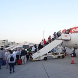 Den Höhepunkt des Discount-Tourismus erlebte Mallorca Anfang und Mitte der 2010er-Jahre. Neue Airlines drängten auf den Markt und fluteten ihn mit Billigpreisen. Teilweise konnte man für unter 30 Euro auf die Baleareninsel fliegen. Und die Touristen nutzten das Angebot. Manchmal nur mit einer Alditüte als Handgepäck standen Feierwütige beim Check-in. Samstagmorgen nach Mallorca den Tag und die Nacht durchfeiern und Sonntagmorgen wieder nach Hause – alles für unter hundert Euro.   Als auch noch diese "Tagestouristen" zusätzlich zu den normalen Urlaubern auf die Insel kamen, reagierte die Regierung nach und nach mit immer härten Maßnahmen. Das Eimersaufen wurde verboten, ebenso das exzessive Trinken in der Öffentlichkeit, die Erregung öffentlichen Ärgernisses wurde unter hohe Strafen gestellt