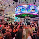 Immer wieder versuchten Initiativen, Mallorca vom Sauftourismus zu entwöhnen. Billige Kneipen sollten teuren Restaurants weichen, das Partyvolk dem gediegenen Geldadel. Mallorca sollte ein zweites Ibiza werden. Doch bislang ist davon wenig zu spüren. Die Preise auf der Insel gehen seit Jahren hoch – ebenso wie die Touristenzahlen. Früher tranken Männerhorden den Sangria aus dem Eimer direkt am Strand. Heute findet die Party in großen Tempeln wie dem "Mega Park" oder dem "Bierkönig" statt