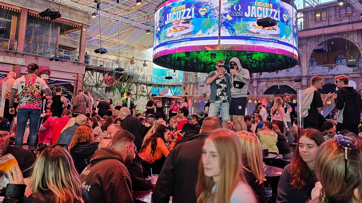 Immer wieder versuchten Initiativen, Mallorca vom Sauftourismus zu entwöhnen. Billige Kneipen sollten teuren Restaurants weichen, das Partyvolk dem gediegenen Geldadel. Mallorca sollte ein zweites Ibiza werden. Doch bislang ist davon wenig zu spüren. Die Preise auf der Insel gehen seit Jahren hoch – ebenso wie die Touristenzahlen. Früher tranken Männerhorden den Sangria aus dem Eimer direkt am Strand. Heute findet die Party in großen Tempeln wie dem "Mega Park" oder dem "Bierkönig" statt