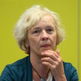 Während der Abbrucharbeiten geht die Suche nach der Unglücksursache weiter: Bei Prüfungen an der Einbruchstelle der teilweise eingestürzten Carolabrücke ist Korrosion erkannt worden. Man habe vor Ort festgestellt, dass die Stahllitzen, die sich als Stützkonstruktion im Beton der Brücke befinden, schon zum Teil korrodiert waren, sagte die Leiterin des Straßen- und Tiefbauamtes, Simone Prüfer. "Der Schwachpunkt ist der Pfeiler in dem Moment gewesen."