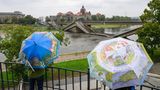 Auch in Dresden fällt schon Regen. Doch kritischer wird der Regen, der für Tschechien vorhergesagt ist – und der auch Dresden Hochwasser bringt. Voraussichtlich am Samstagabend wird am Pegel Schöna die Alarmstufe 1 erreicht, für Dresden wird damit am frühen Sonntagmorgen gerechnet, wie das Landeshochwasserzentrum in einer Warnmeldung informierte
