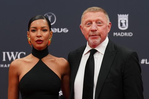 Lilian Monteiro in schwarzem Kleid und Boris Becker in schwarzem Anzug auf dem roten Teppich