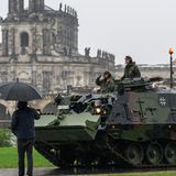 Ein Bergepanzer 3 der Bundeswehr, auch "Büffel" genannt, fährt vor der historischen Altstadtkulisse zur eingestürzten Carolabrücke, um im Fall eines Hochwassers Baumaschinen zu bergen