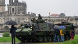 Ein Bergepanzer 3 der Bundeswehr, auch "Büffel" genannt, fährt vor der historischen Altstadtkulisse zur eingestürzten Carolabrücke, um im Fall eines Hochwassers Baumaschinen zu bergen