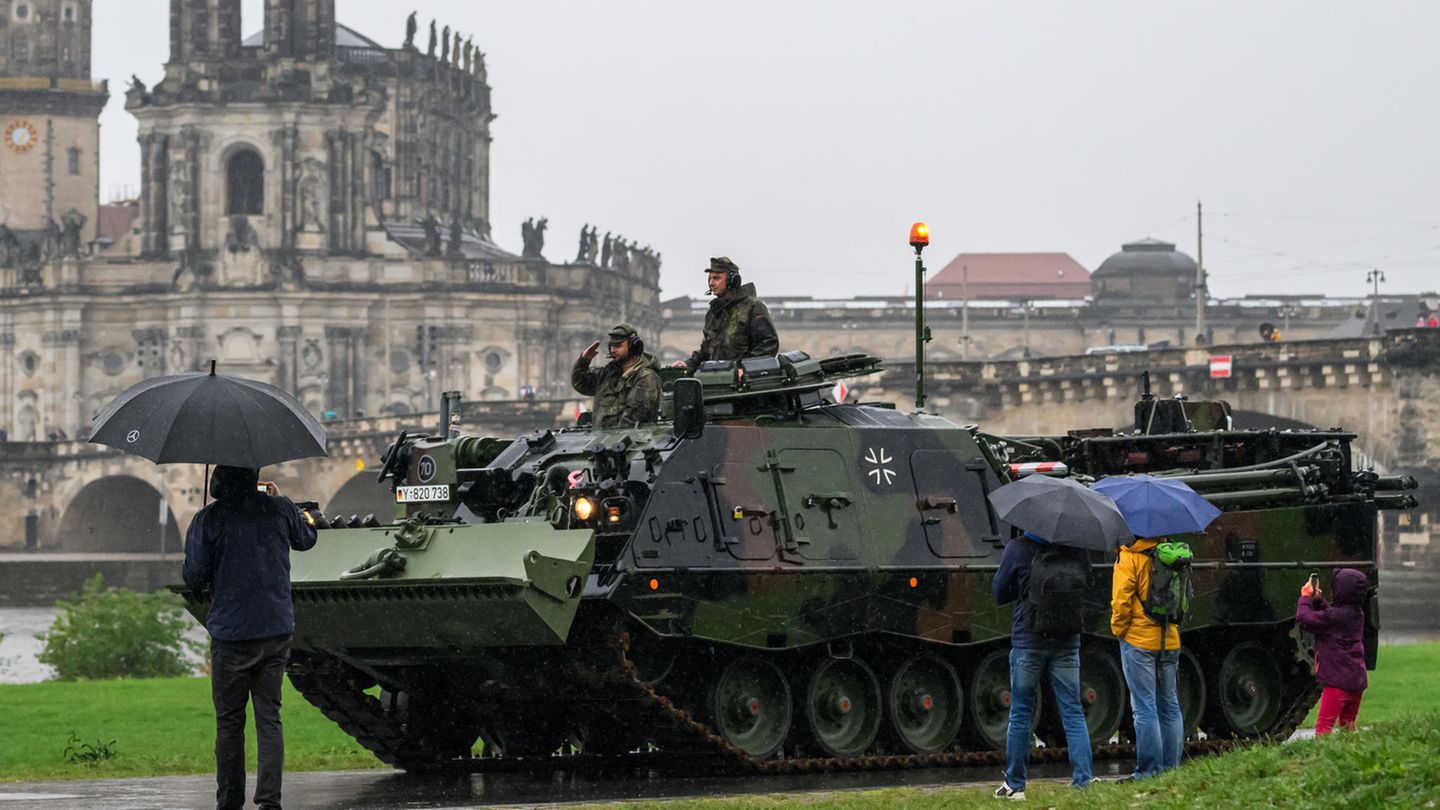 Ein Bergepanzer 3 der Bundeswehr, auch "Büffel" genannt, fährt vor der historischen Altstadtkulisse zur eingestürzten Carolabrücke, um im Fall eines Hochwassers Baumaschinen zu bergen