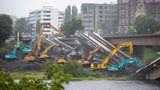 Neun Bagger arbeiten gleichzeitig am Abriss der Brücke – mehr können wohl auch nicht eingesetzt werden, sonst würden sie einander in die Quere kommen
