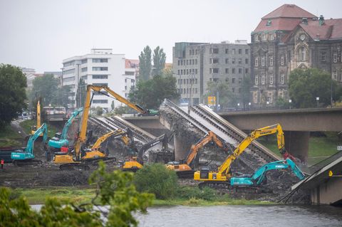 Neun Bagger arbeiten gleichzeitig am Abriss der Brücke – mehr können wohl auch nicht eingesetzt werden, sonst würden sie einander in die Quere kommen