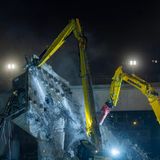 Keine Atempause: Auch in der Nacht zu Samstag fressen sich die Bagger durch den Stahlbeton der kollabierten Brücke