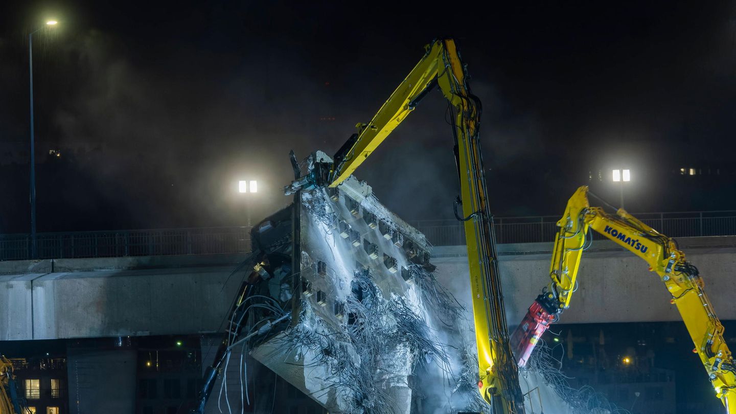 Keine Atempause: Auch in der Nacht zu Samstag fressen sich die Bagger durch den Stahlbeton der kollabierten Brücke