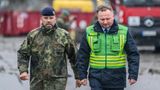 Und der Einsatz lohnt sich: Robert Habermann (l.), Oberstleutnant der Bundeswehr, und Michael Klahre, Sprecher der Feuerwehr Dresden, können am Samstag verkünden: Die Aufräumarbeiten an der teilweise eingestürzten Dresdner Carolabrücke sollen bis Samstagabend mit Einbruch der Dämmerung abgeschlossen werden