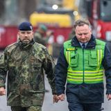 Und der Einsatz lohnt sich: Robert Habermann (l.), Oberstleutnant der Bundeswehr, und Michael Klahre, Sprecher der Feuerwehr Dresden, können am Samstag verkünden: Die Aufräumarbeiten an der teilweise eingestürzten Dresdner Carolabrücke sollen bis Samstagabend mit Einbruch der Dämmerung abgeschlossen werden