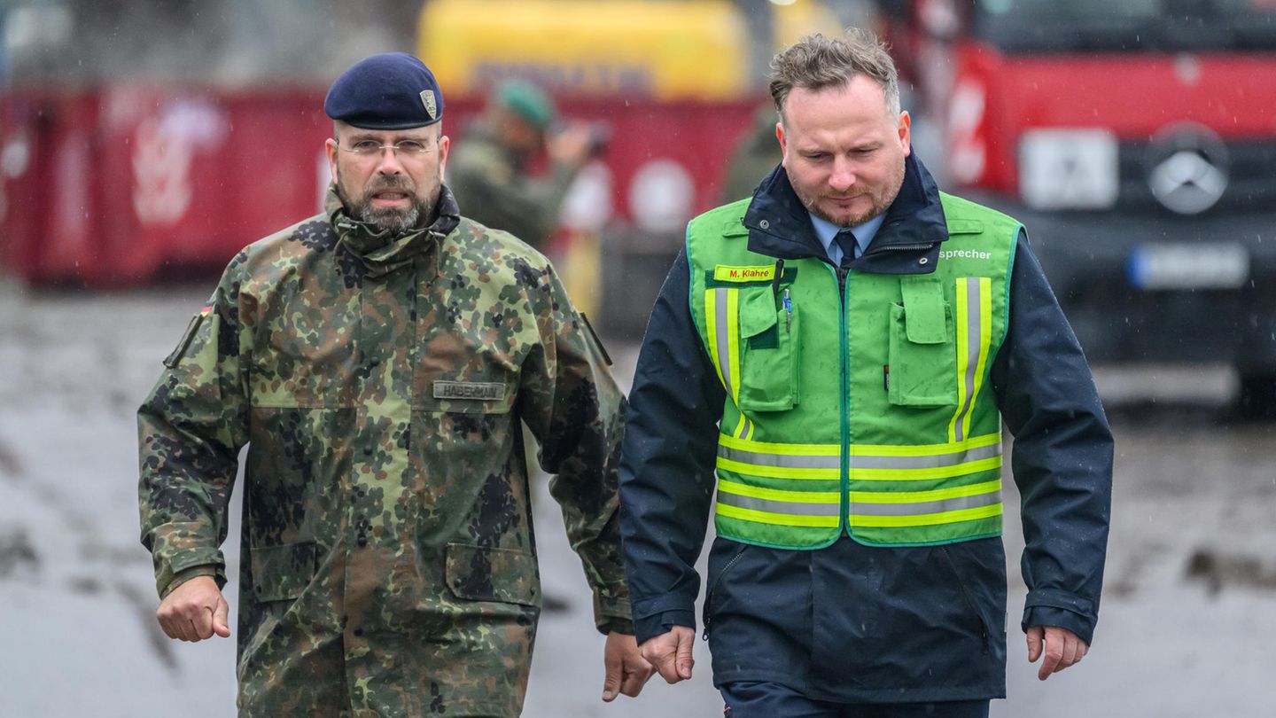 Und der Einsatz lohnt sich: Robert Habermann (l.), Oberstleutnant der Bundeswehr, und Michael Klahre, Sprecher der Feuerwehr Dresden, können am Samstag verkünden: Die Aufräumarbeiten an der teilweise eingestürzten Dresdner Carolabrücke sollen bis Samstagabend mit Einbruch der Dämmerung abgeschlossen werden