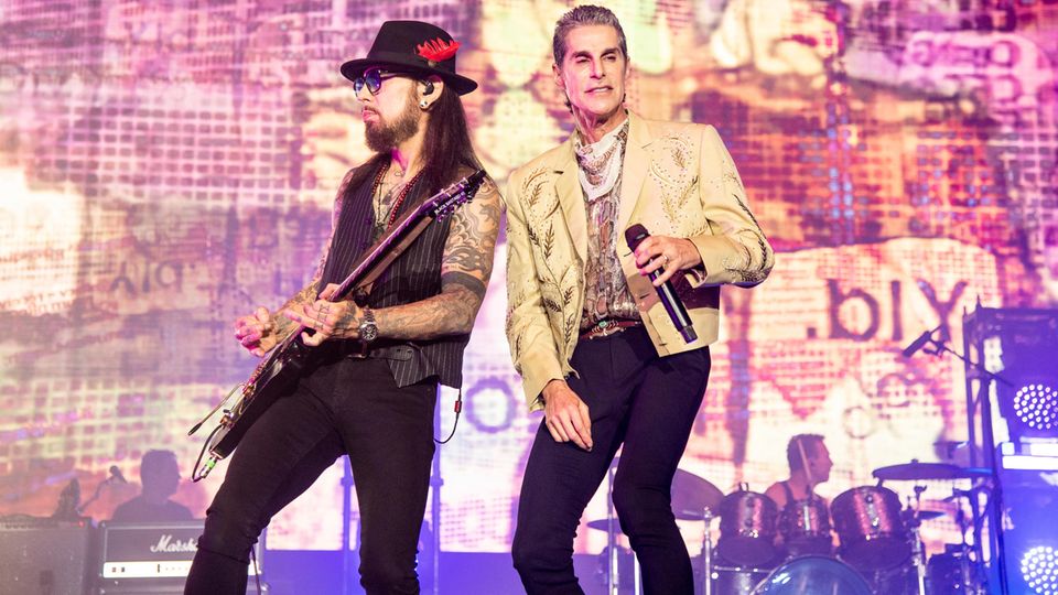 Perry Farrell, Sänger von Jane's Addiction, und Bandmitglied Dave Navarro