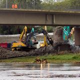 Damit wäre dann der Bereich unterhalb des Neustädter Brückenkopfes vollständig beräumt. "Dann kann das Hochwasser kommen, ohne dass eine weitere Gefährdung durch die heruntergestürzten Brückenteile besteht."