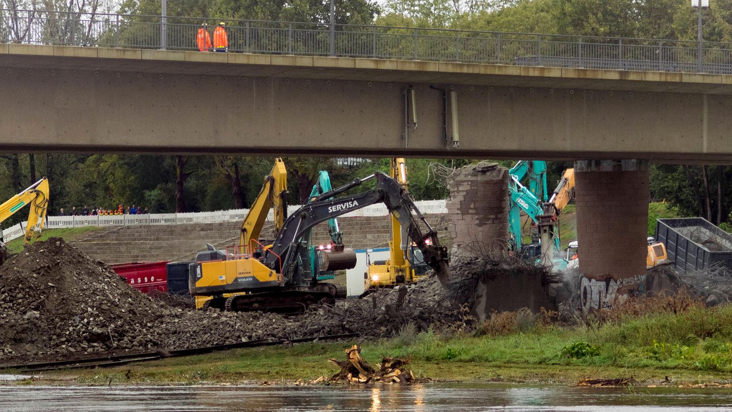 Damit wäre dann der Bereich unterhalb des Neustädter Brückenkopfes vollständig beräumt. "Dann kann das Hochwasser kommen, ohne dass eine weitere Gefährdung durch die heruntergestürzten Brückenteile besteht."
