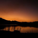 Der Himmel über dem Meer Serra da Mesa leuchtet orange