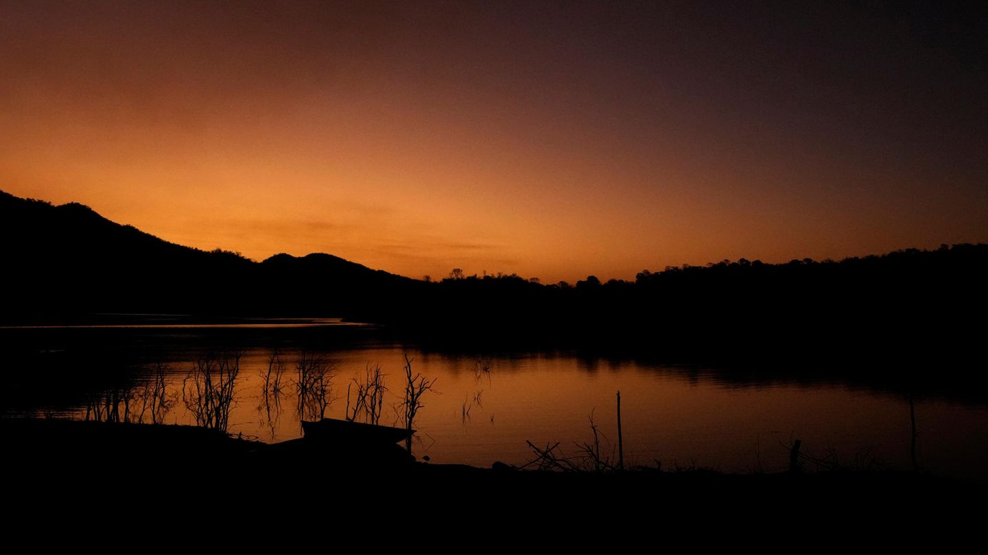 Der Himmel über dem Meer Serra da Mesa leuchtet orange