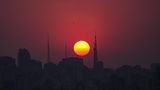 Die Sonne erstrahlt in leuchtenden Farben über der brasilianischen Metropole Sao Paulo