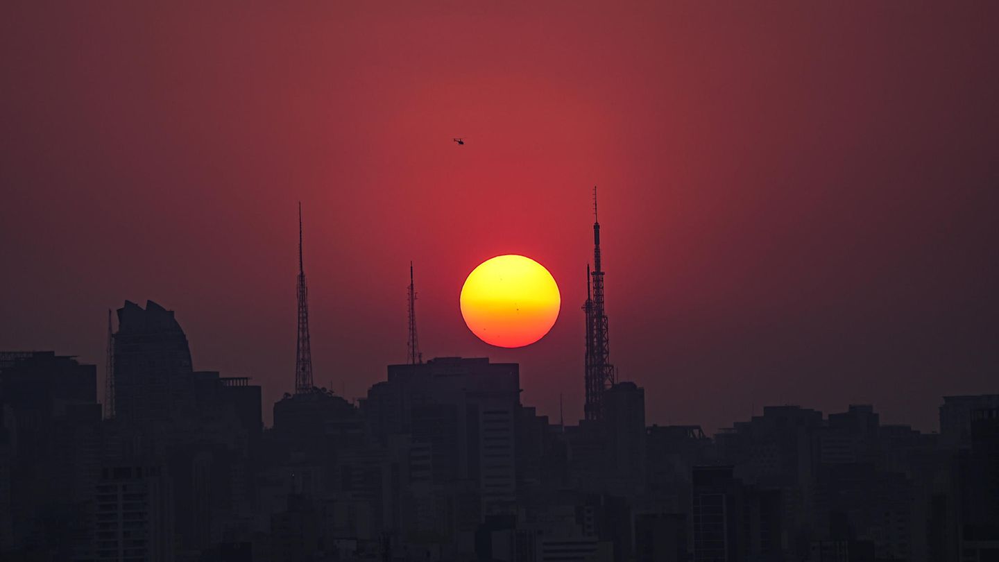 Die Sonne erstrahlt in leuchtenden Farben über der brasilianischen Metropole Sao Paulo