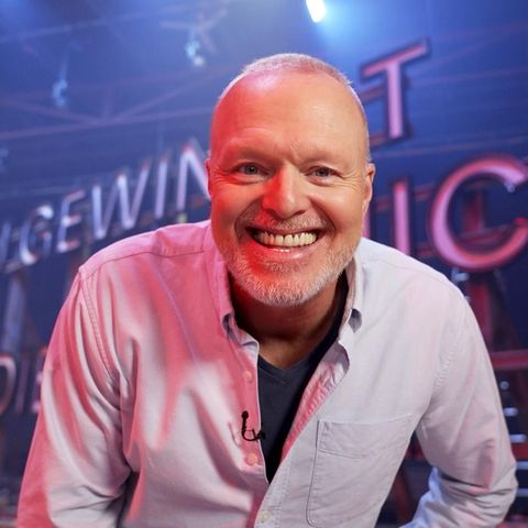 Stefan Raab lächelt in der Kulisse seiner neuen Show bei RTL+