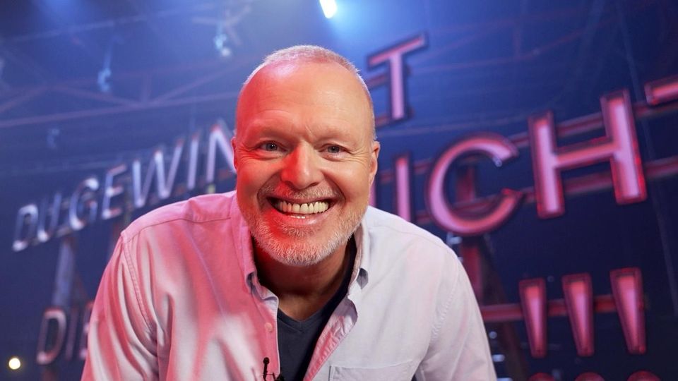 Stefan Raab lächelt in der Kulisse seiner neuen Show bei RTL+