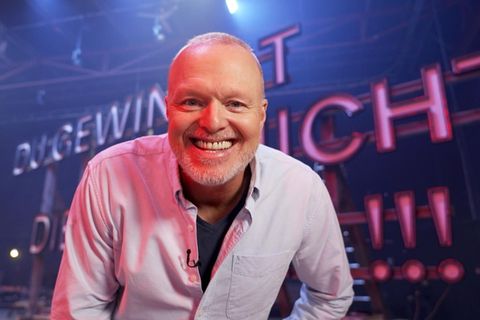 Stefan Raab lächelt in der Kulisse seiner neuen Show bei RTL+