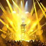 Viel Glitzer, viel Feuerwerk: Stefan Raab lässt sich Feiern wie ein Messias