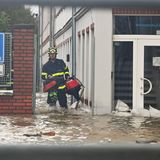 Ein Feuerwehrmann kämpt sich in der tschechischen Stadt Ostrava mit schwerem Gerät durch die Fluten