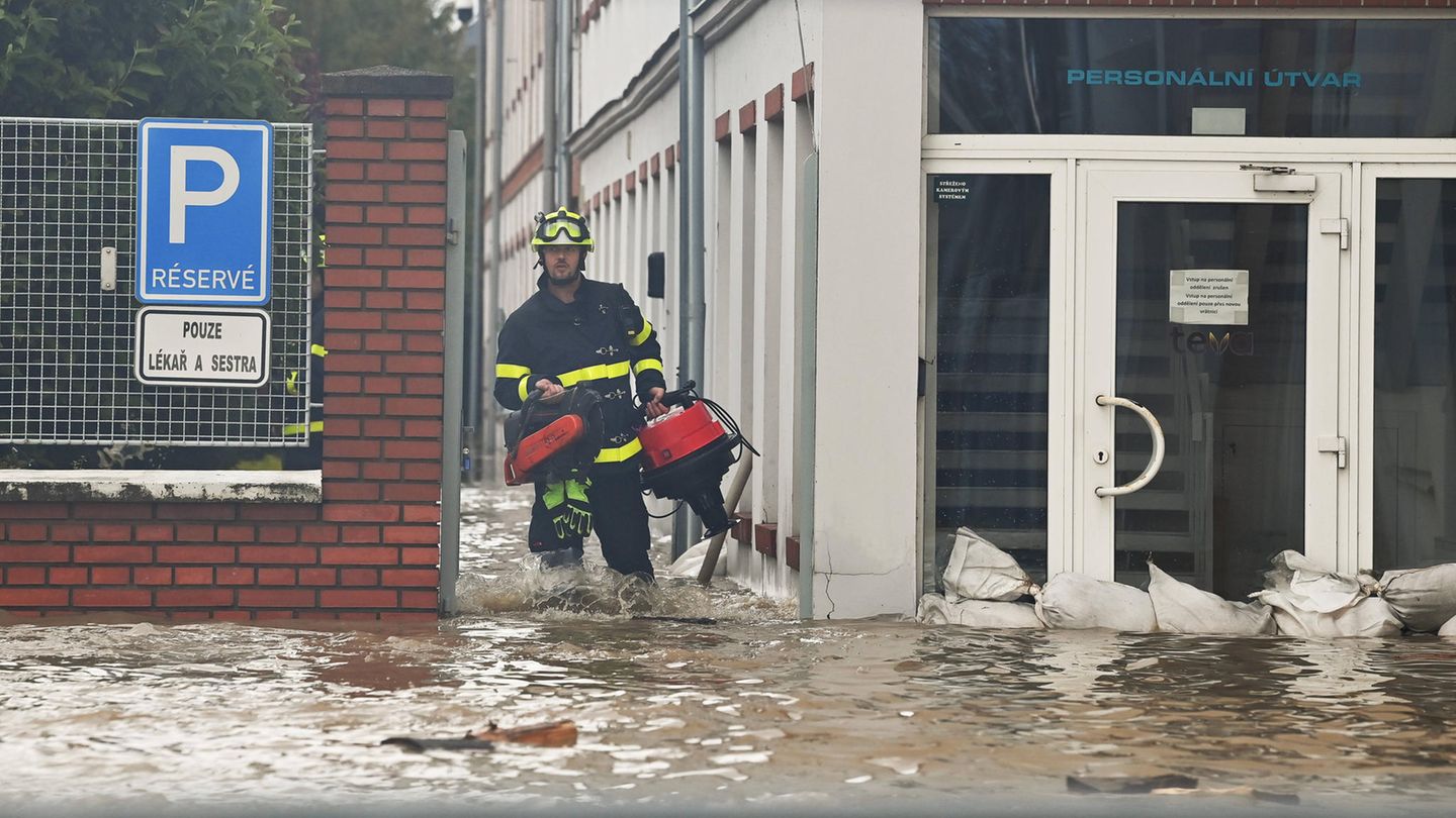 Ein Feuerwehrmann kämpt sich in der tschechischen Stadt Ostrava mit schwerem Gerät durch die Fluten