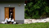 Ein Hausbesitzer im tschechischen Spindleruv Mlyn bereitet sich  auf das Hochwasser vor