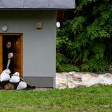 Ein Hausbesitzer im tschechischen Spindleruv Mlyn bereitet sich  auf das Hochwasser vor