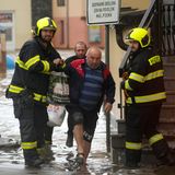 Feuerwehrleute bringen in Freiwaldau (Tschechien) einen Bewohner in Sicherheit