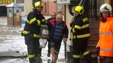 Feuerwehrleute bringen in Freiwaldau (Tschechien) einen Bewohner in Sicherheit