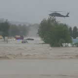 Im österreichischen Markersdorf führt ein Black-Hawk Hubschrauber eine Rettungsaktion durch