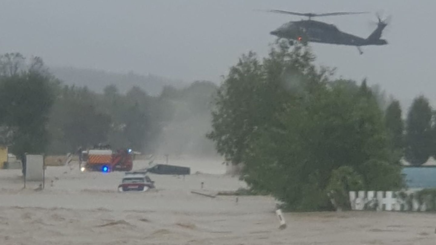 Im österreichischen Markersdorf führt ein Black-Hawk Hubschrauber eine Rettungsaktion durch