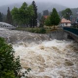 Dort hat sich die Elbe nach starken Regenfällen in einen reißenden Strom verwandelt