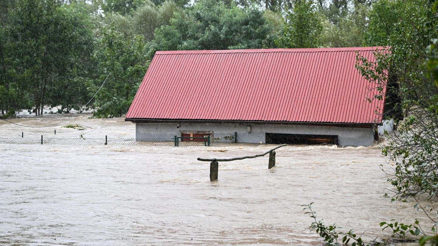 Im polnischen Glatz steht ein komplettes Gebäude unter Wasser