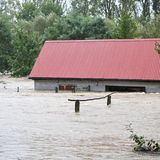 Im polnischen Glatz steht ein komplettes Gebäude unter Wasser