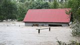 Im polnischen Glatz steht ein komplettes Gebäude unter Wasser