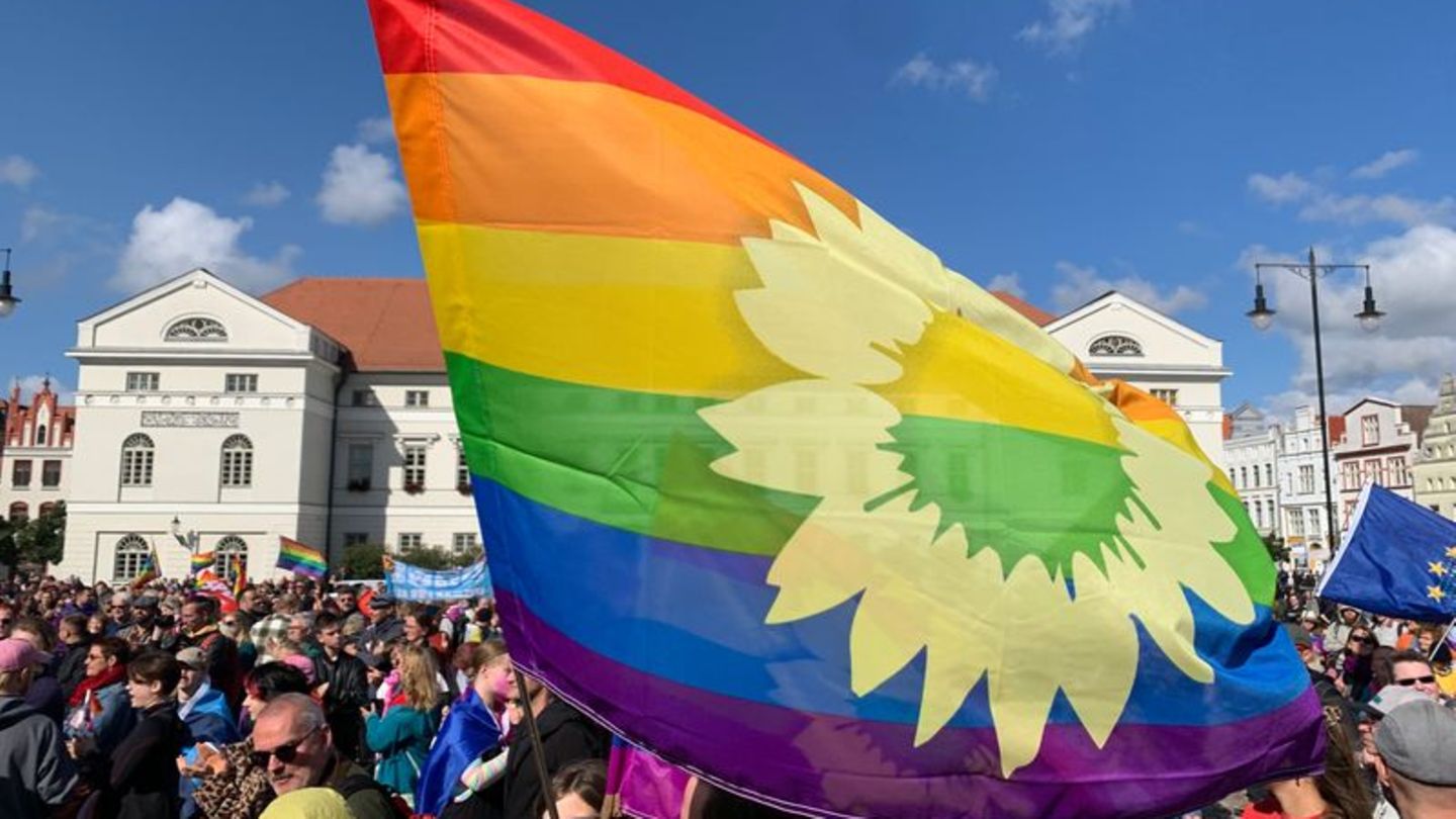 Die CSD-Kundgebung in Wismar wird von Protesten rechter Gruppen begleitet. Foto: Stefan Sauer/dpa