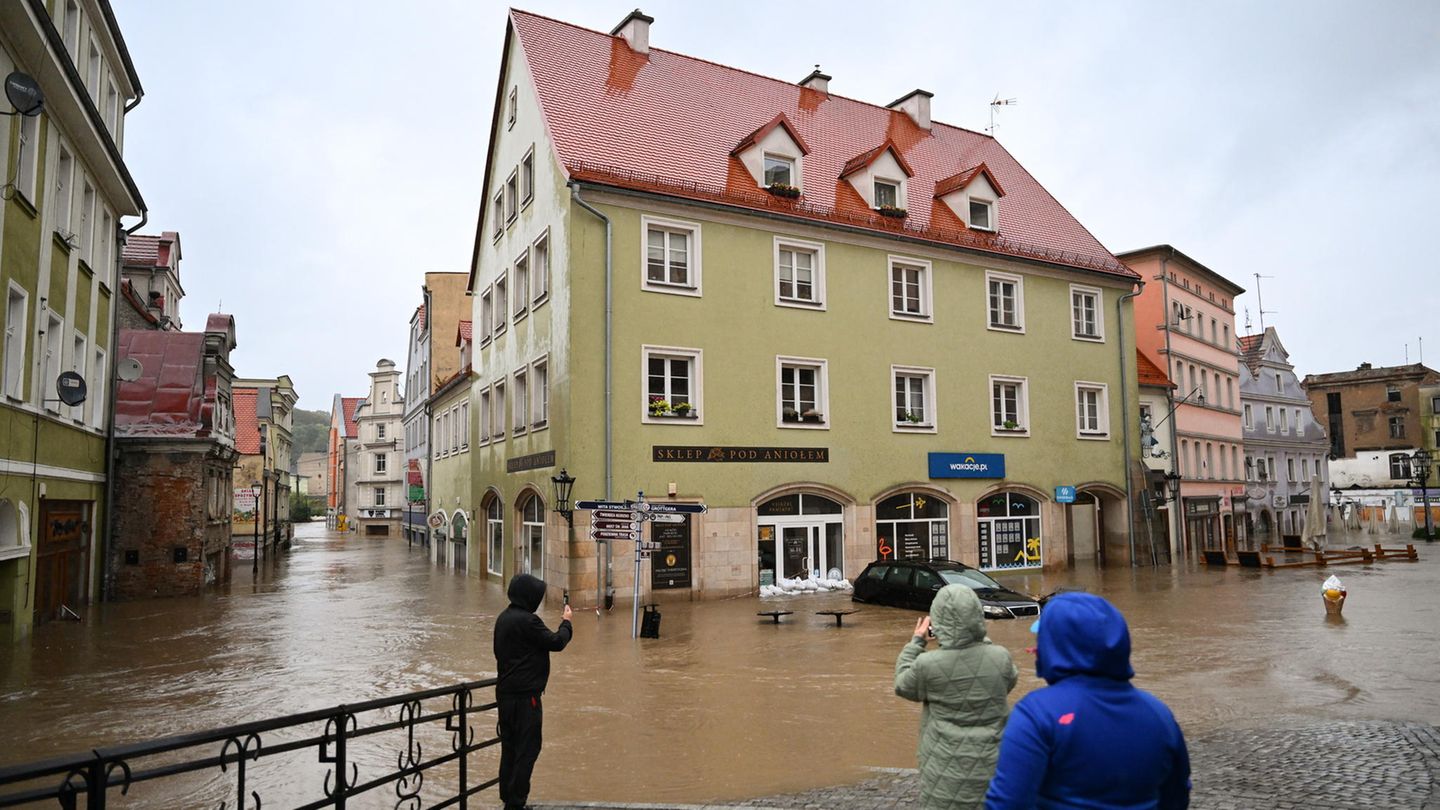 Auch im polnischen Klodzko sind die Straßen überschwemmt