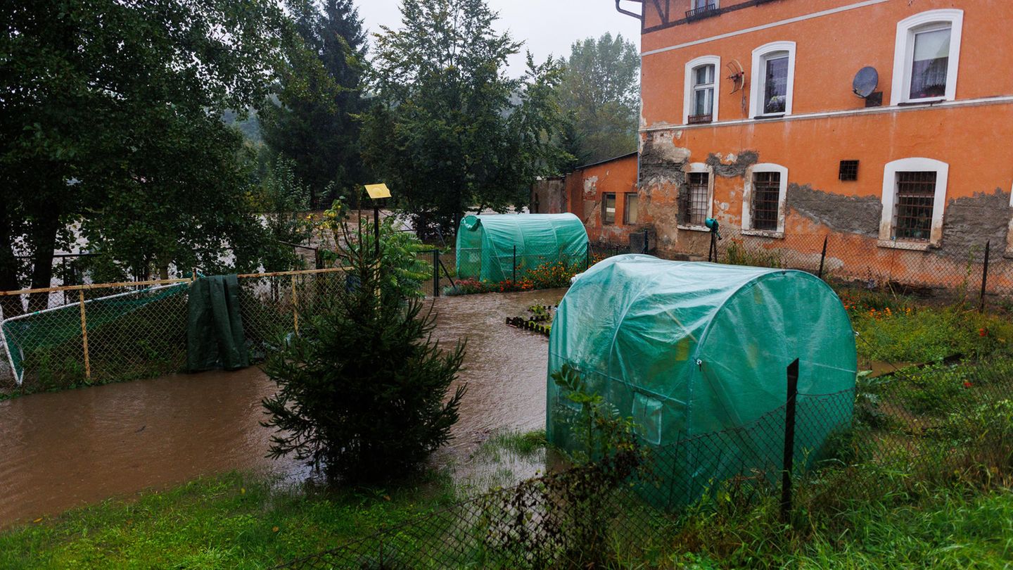 Die Glatzer Neiße führt schlammiges Hochwasser