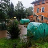 Die Glatzer Neiße führt schlammiges Hochwasser